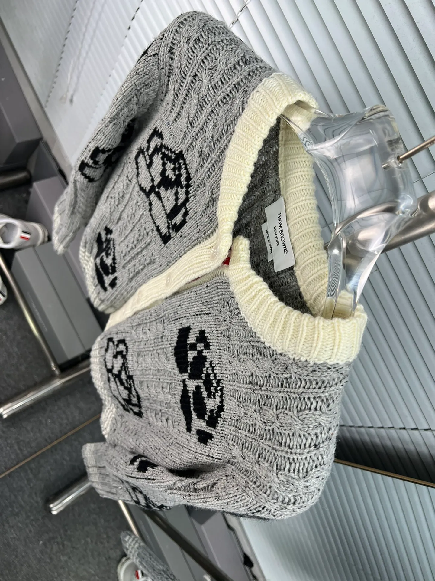 THOM BROWNE New Arrival 𝐃𝐞𝐭𝐚𝐢𝐥 ： TB ， ， ， ， ooookkkkkk ， ， ， ， T look jue 📍𝐂𝐨𝐥𝐨𝐮𝐫 ： 🆚Gray 📍𝐒𝐢𝐳𝐞Size：0.1.2 (S.M.L)